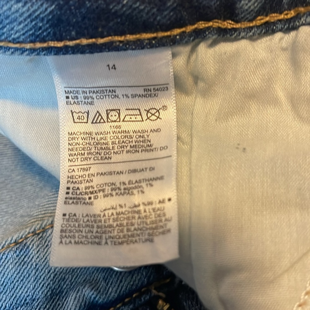 NWT high rise distressed denim shorts - Picture 5 of 7